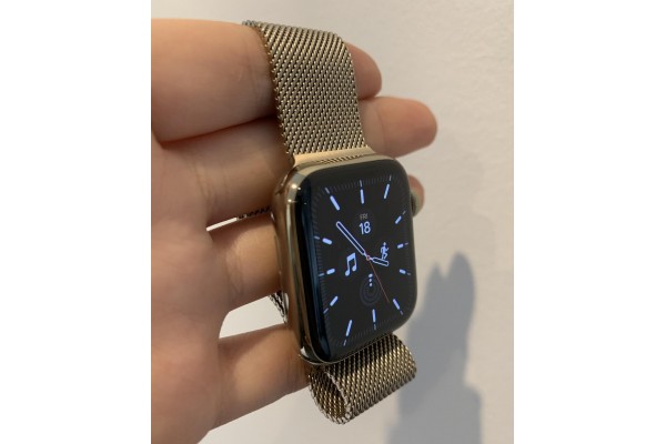 Apple Watch 8 45mm Gold Stainless Steel Case with Gold Milanese Loop